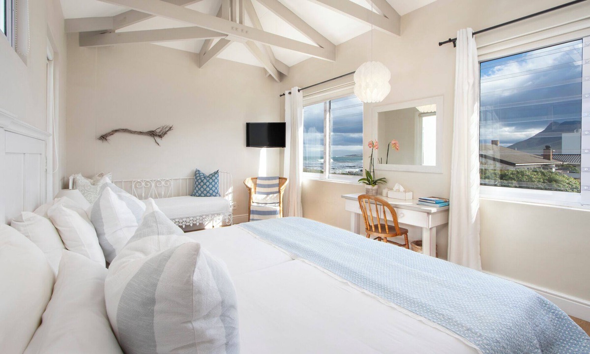 Sandbaai House | 138 Marine Beachfront Guesthouse