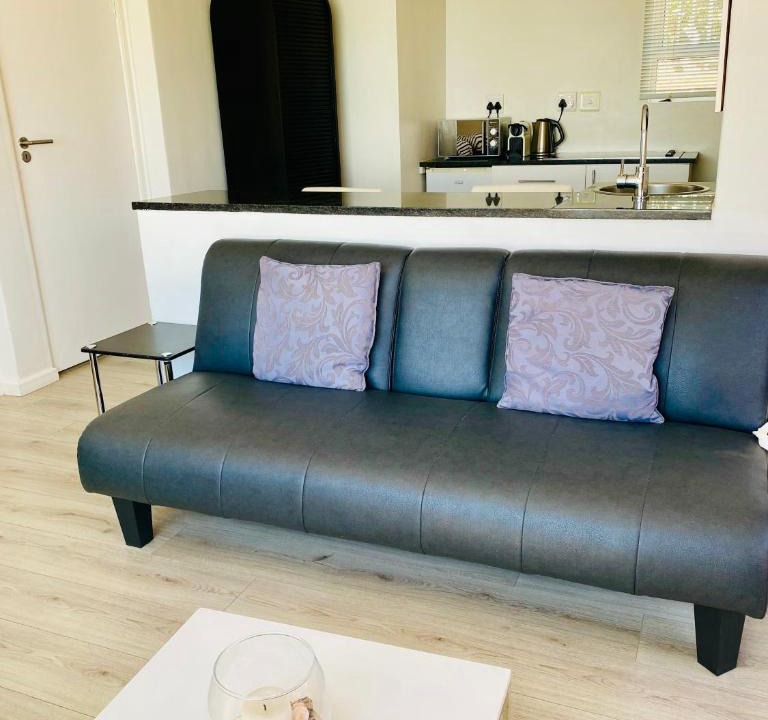 Mountainside Apartment | 14 Chapman Avenue Flat with ocean view