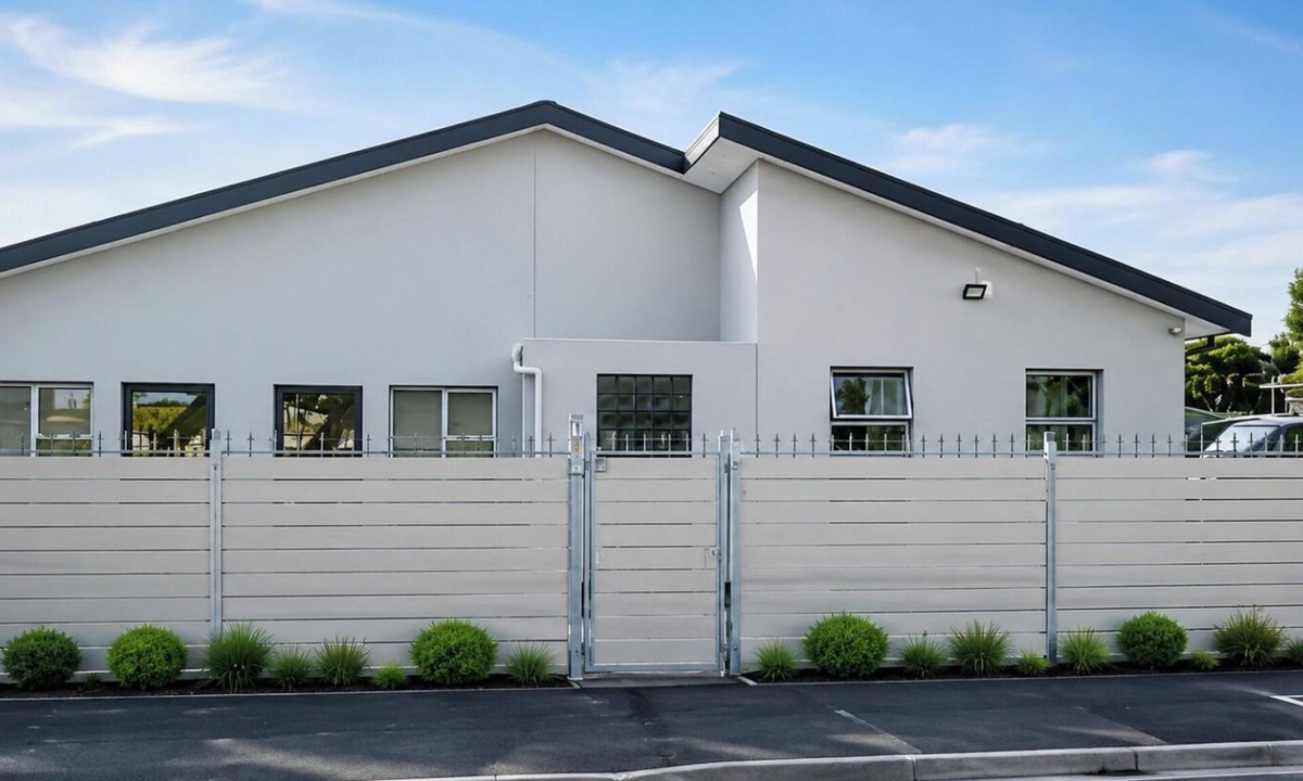 Goodwood House | 17 Rose Guesthouse Serene 9-bedroom house with AC in beautiful Cape Town