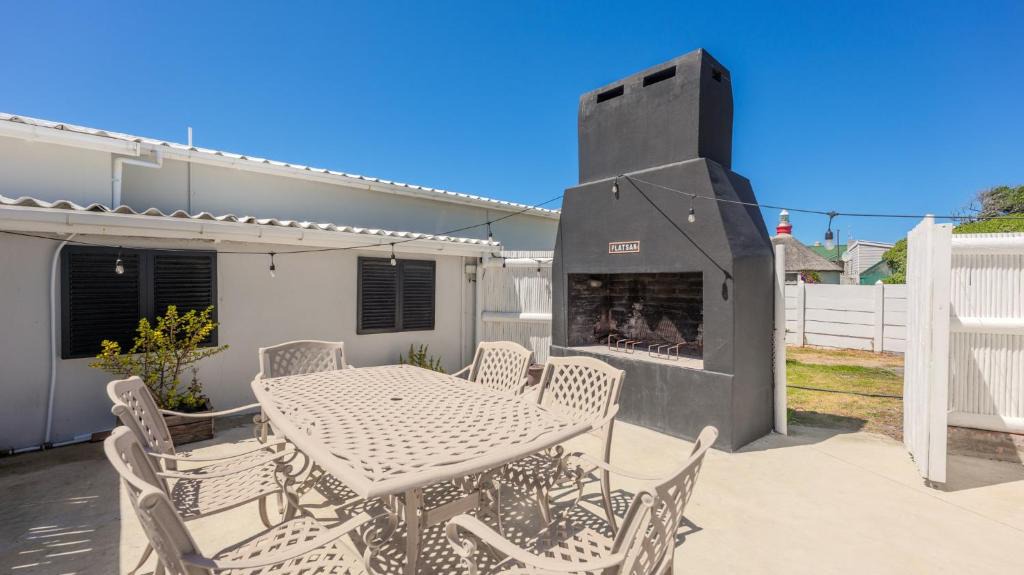 L'Agulhas House | 206 On Main
