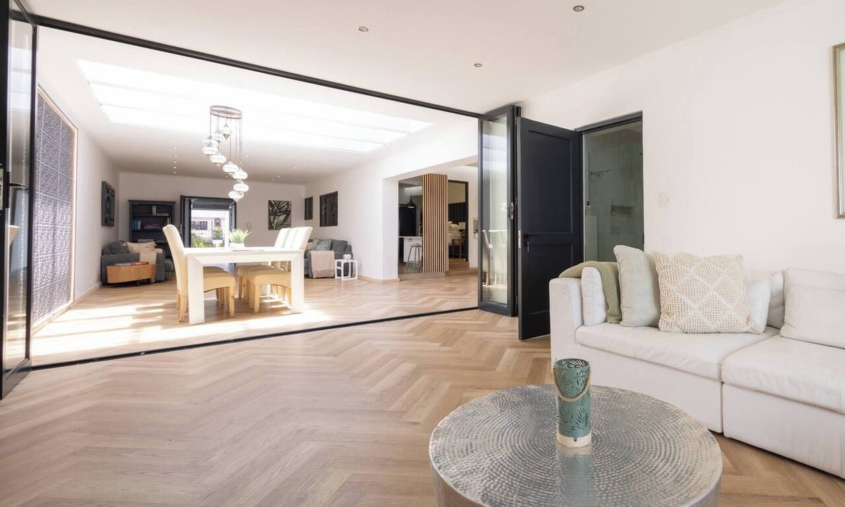 Cape Town House | 3 Bedroom Luxury Villa - sleeps 6 with optional Spa Access