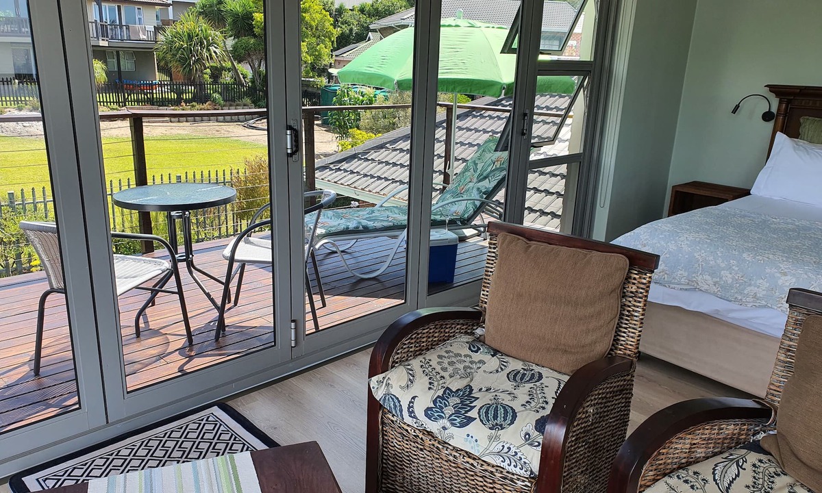 Brenton-on-Sea Apartment | A private, sunny self-catering studio 900m from a blue flag beach.
