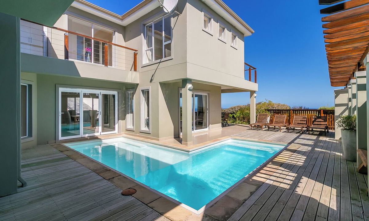 Knysna House | Beautiful 4-bedroom house with large pool makes a perfect for relaxing getaways