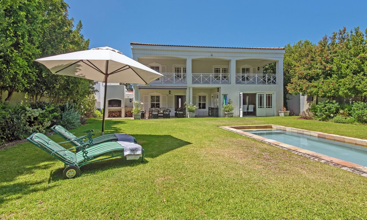 Fernkloof House | Beautiful Double-Storey 3-bedroom home with Pool. Prime Hermanus location
