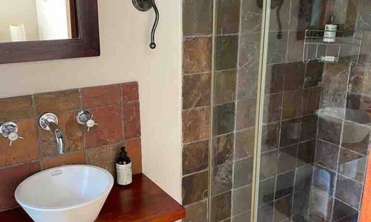 Constantia Cottage | Beautiful Two Bedroomed Cottage en suite with Solar in heart of Constantia