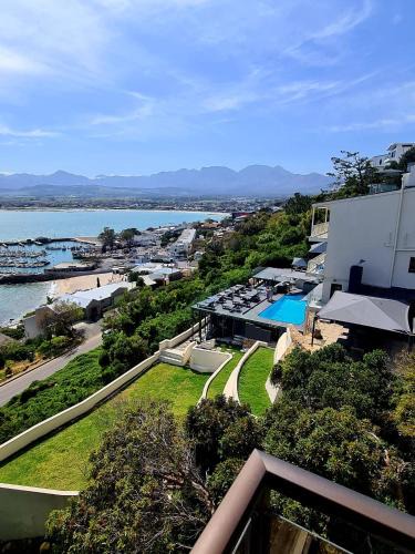 Mountainside Apartment | Bikini Beach Manor