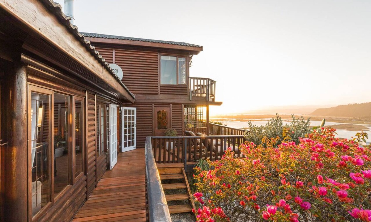 Sedgefield House | Breathtaking Sedgefield Views Holiday Home
