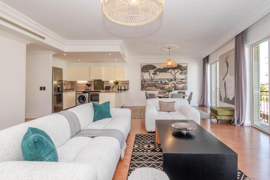 Green Point Apartment | Cape Royale Grand Elegance