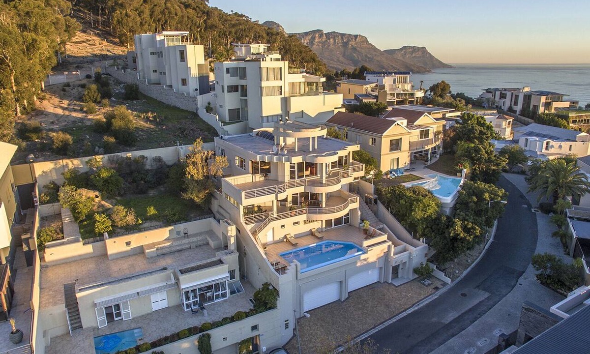 Bantry Bay Villa | Cape Town -Bantry Bay - Ocean Views, Pool, WiFi, Security, Parking, Backup Power