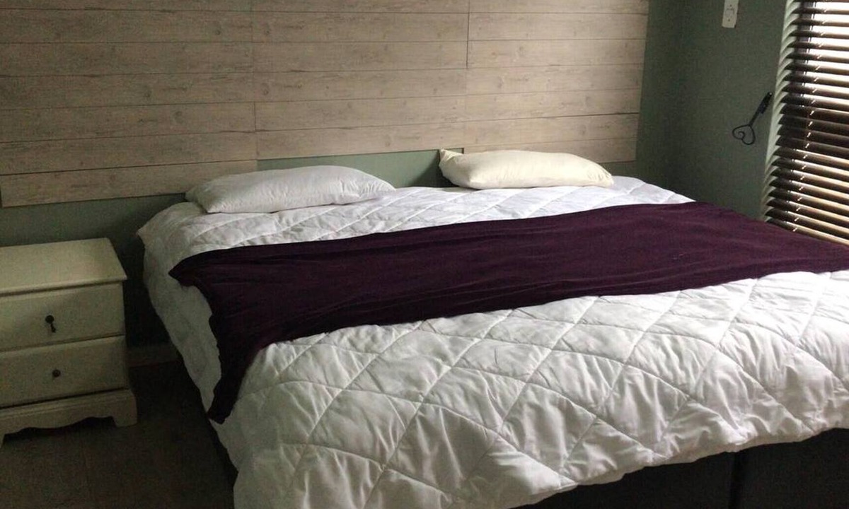 Eikenbosch House | Charming Double Room Rental in Cape Town with Modern Amenities
