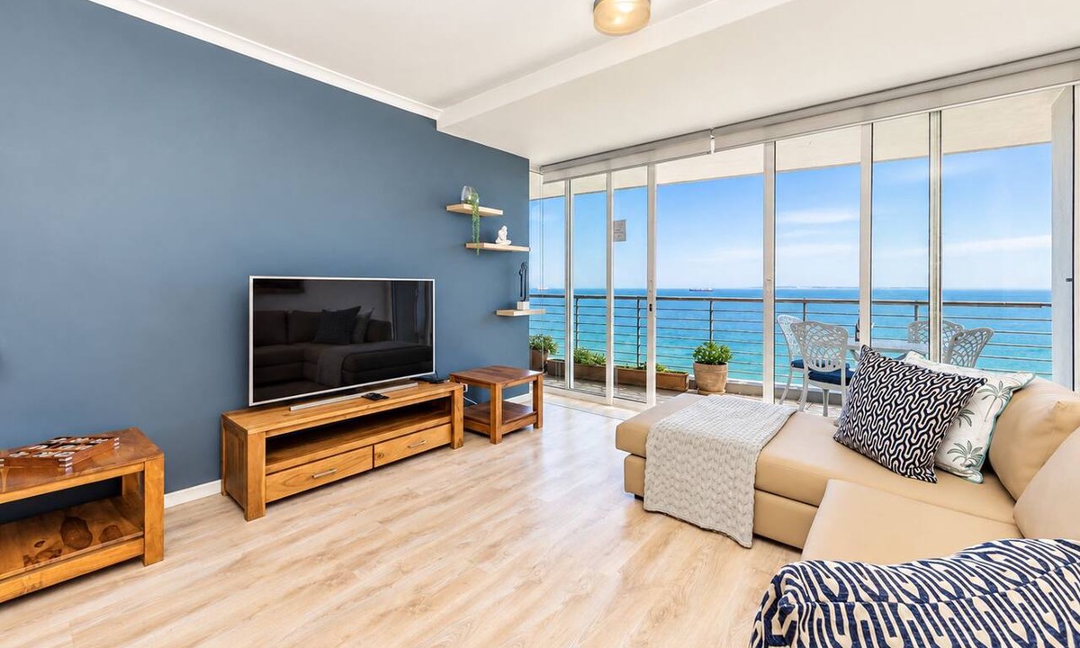 Bloubergstrand Apartment | Chic Beachfront Apt with Table Mountain views