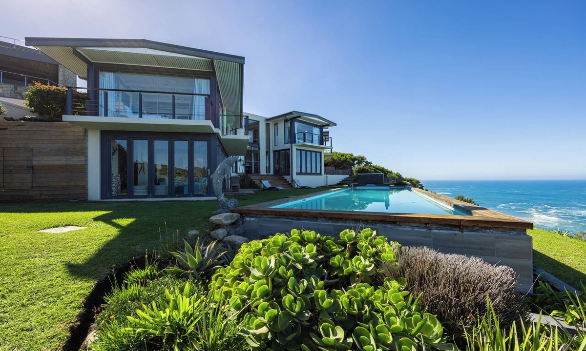 Knysna House | Cliff House Villa: Four Beautiful En-Suite Bedrooms with Spectacular Sea Views