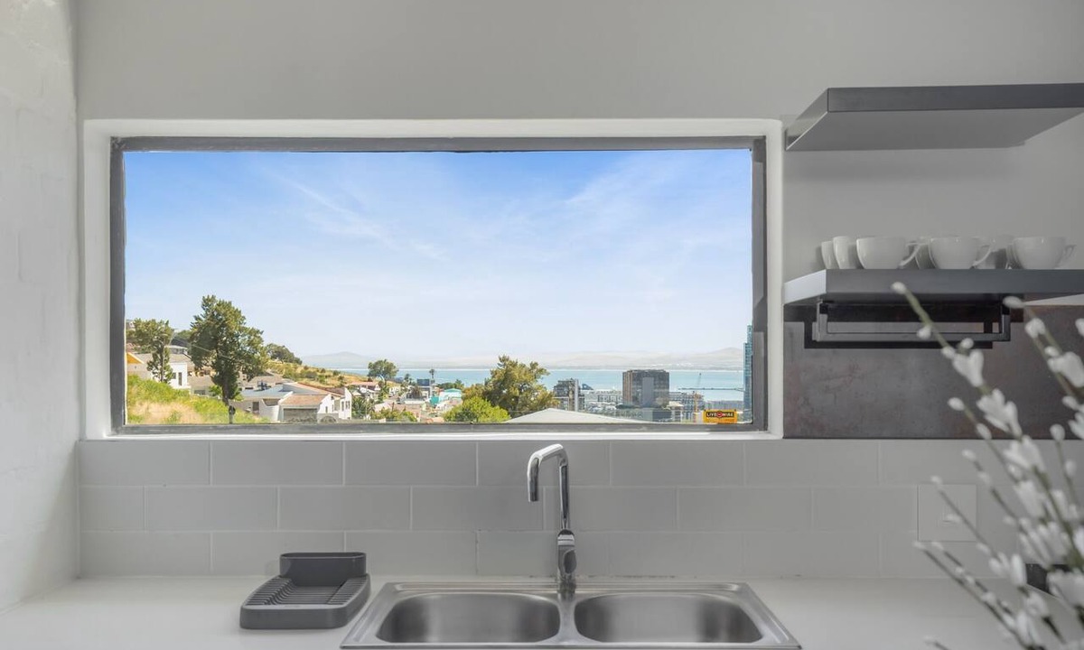 Schotsche Kloof Apartment | Contemporary 3-Bedroom in Bo-Kaap | Views and Pool