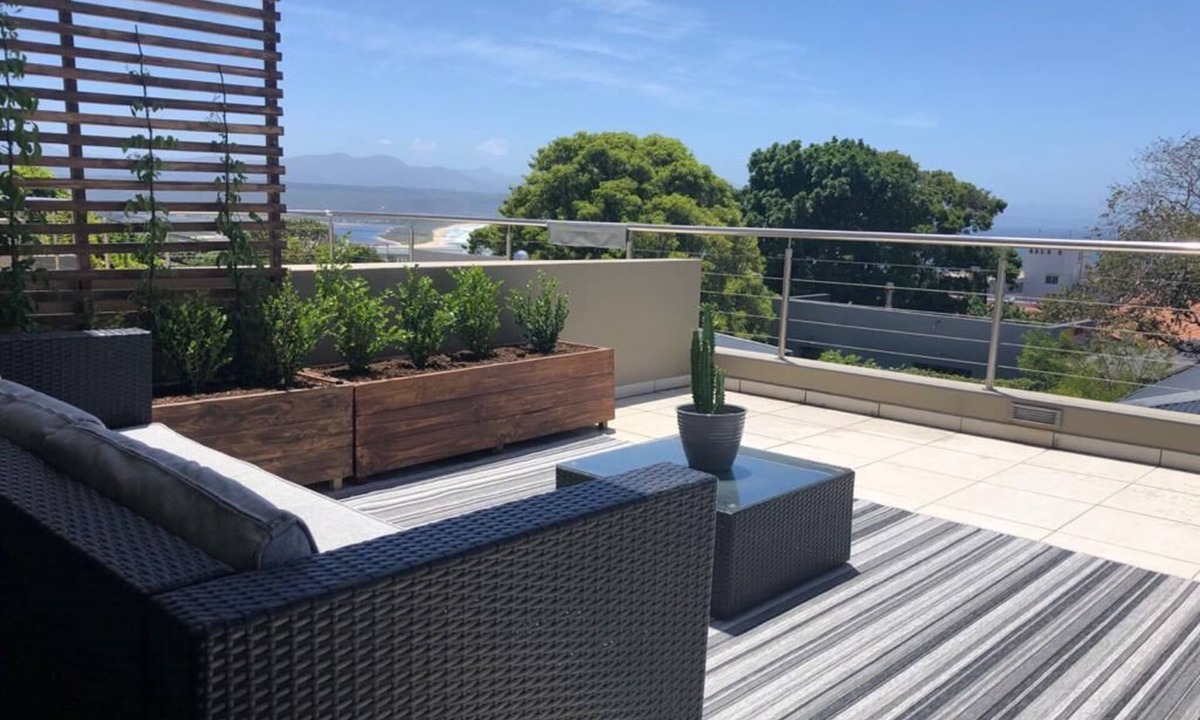 Plettenberg Bay Apartment | Cosmo Chic Holiday Rental walking distance to beaches, shops & restaurants