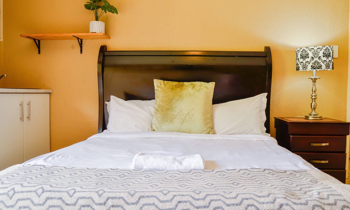 Greater Johannesburg Metropolitan Area Hotel | Cozy Guestrooms in Midrand 1