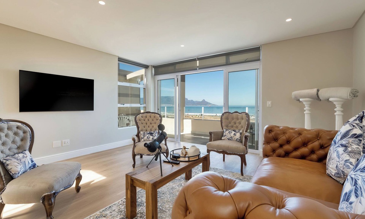 Cape Town Villa | Elegant Coastal Luxury Villa Near Cape Town | Walk to Beach & Dining, sleep 6,
