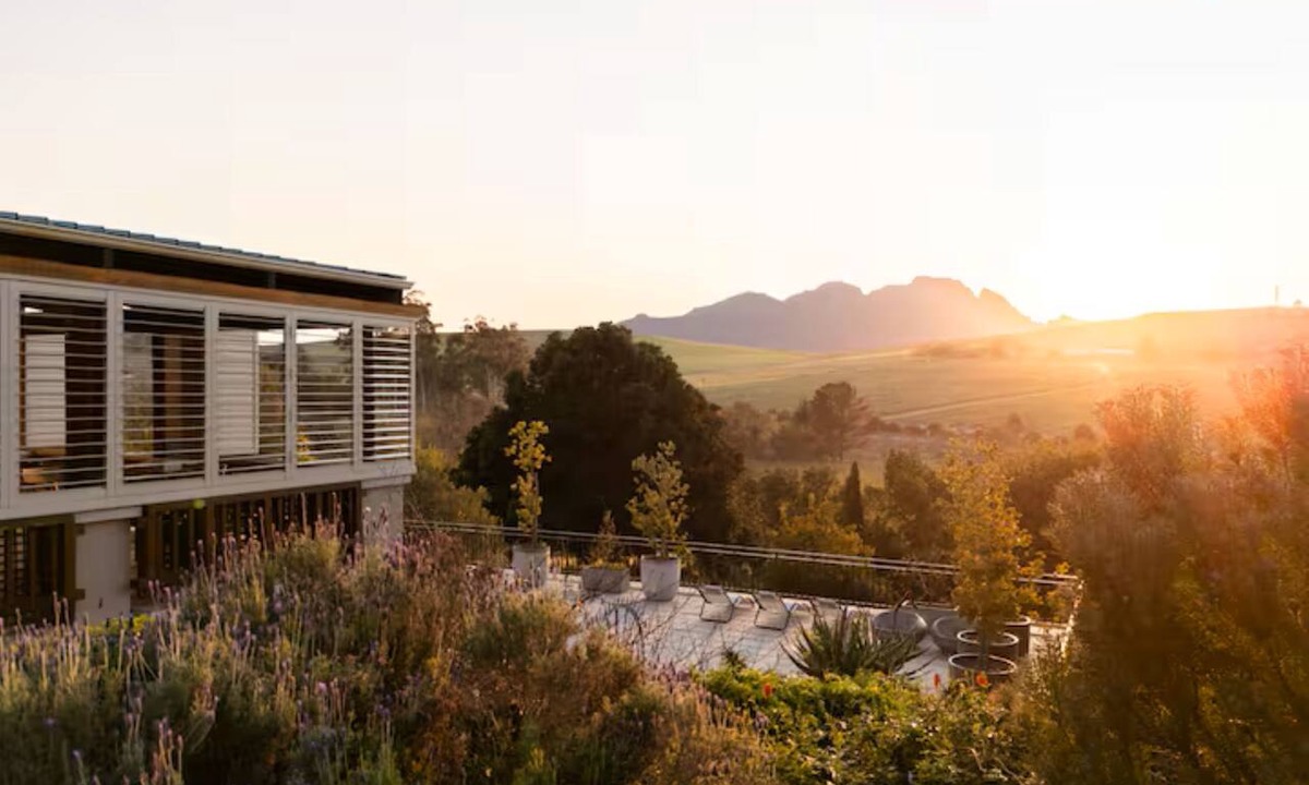 Stellenbosch Apartment | Enjoy magical views from the pool-side a few minutes from the heart of Stellies!
