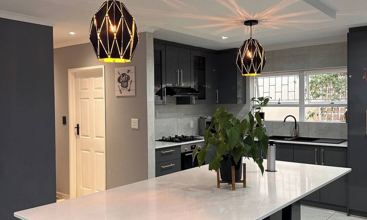 Parklands House | Entertainers delight near the beach & wine routes!