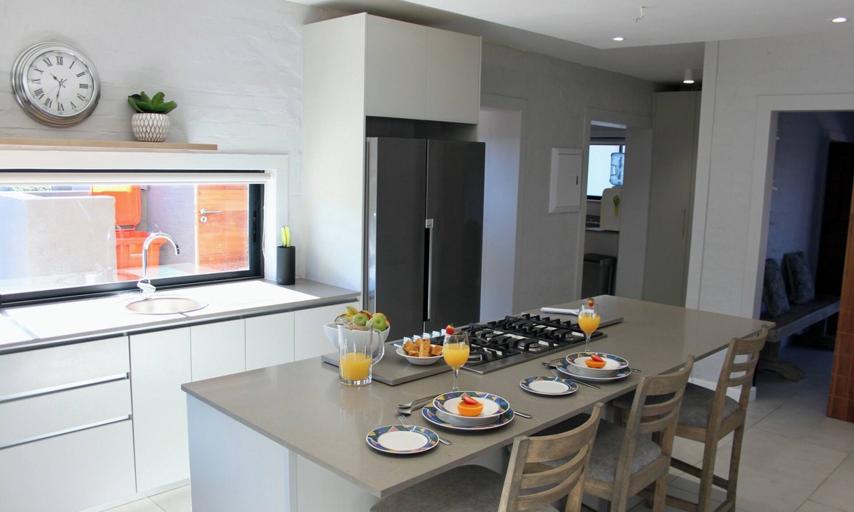 Myoli Beach House | Fabulous four bedroom main house with WiFi in Sedgefield, near to the beach