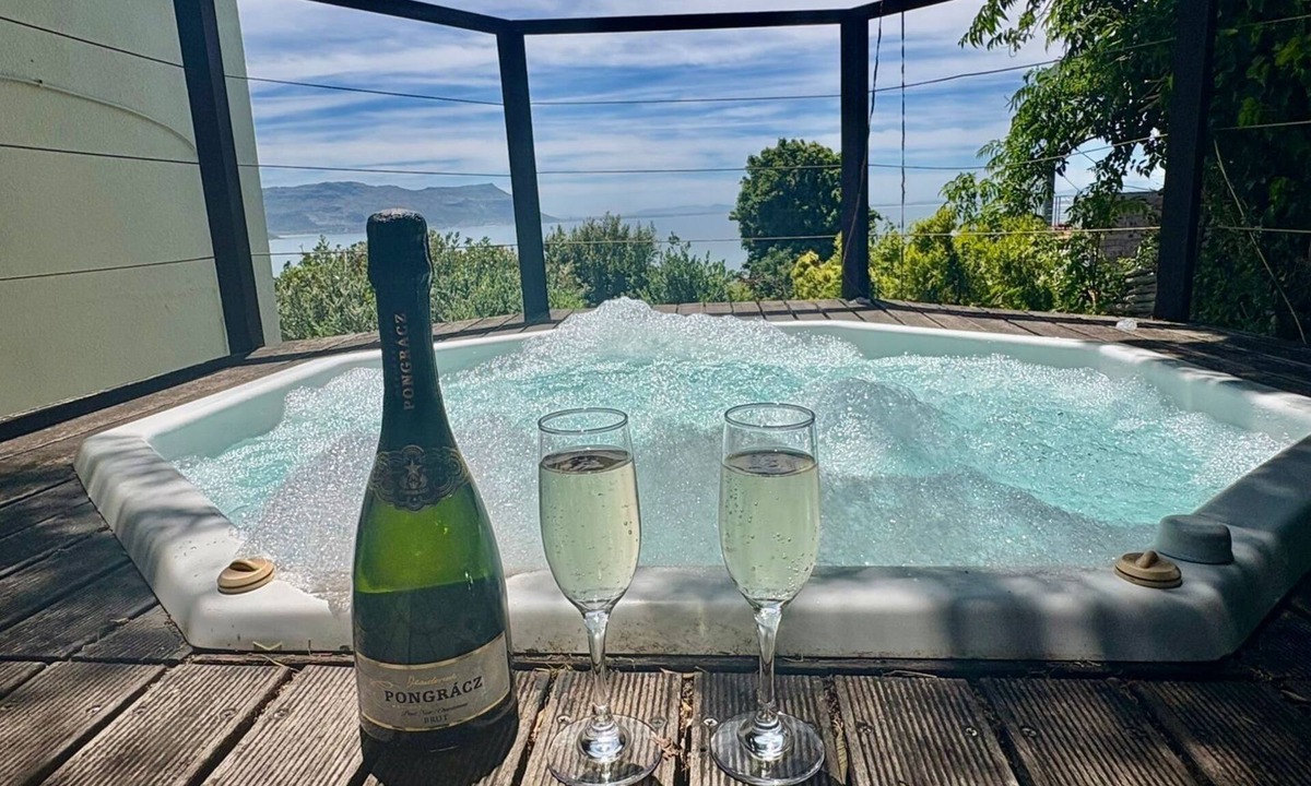 Simon's Town House | Glorious weather in Cape Town rn! Hot tub, Sea Views, secure parking, nr beach