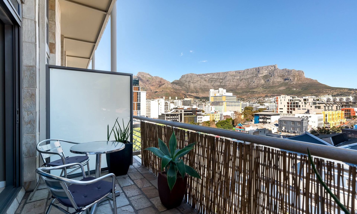 Cape Town City Centre Apartment | Gorgeous loft in trendy De Waterkant, Table Mountain views, no load shedding!