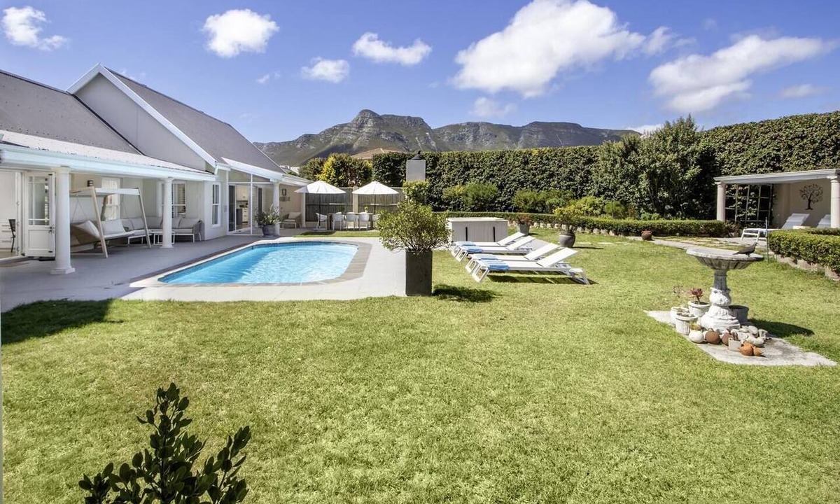Vermont Apartment | Heaven's Gate | Vermont Family Villa | Pool & Sea View