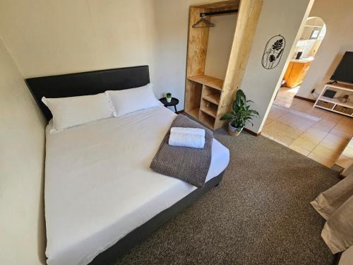 Walmer Apartment | Honeywood Stays "Leafy Abode" - Modern 1-Bed Private Studio with Free Wi-Fi & Secure Parking