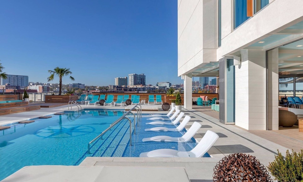 Sobro Hotel | King Room in Nashville short walk to Music City w/Pool