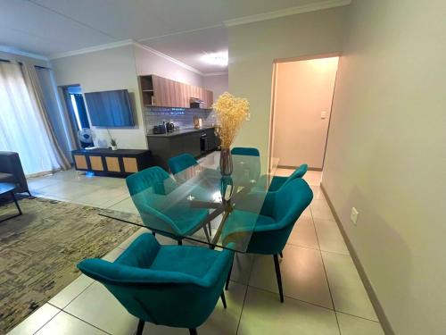 Greater Johannesburg Metropolitan Area Apartment | Large 3 Bedroom Apartment in Midrand, Waterfall City - More space than a hotel room - Ideal for families, groups and work trips - 16 Elizabeth Place