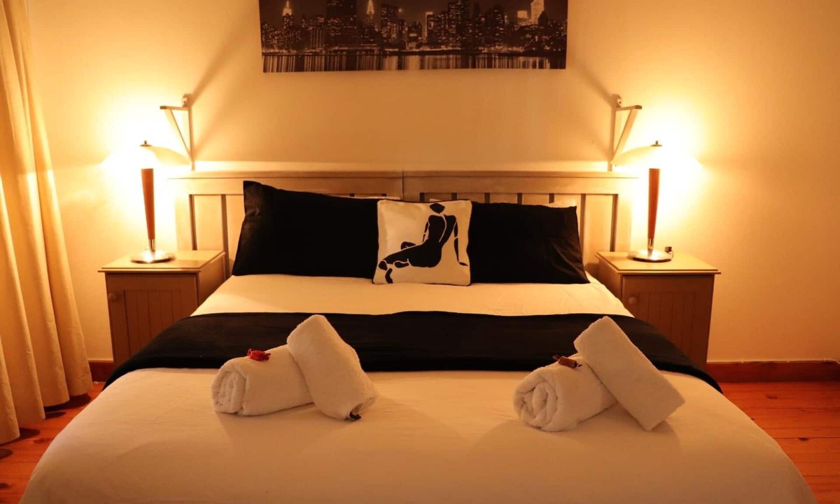 Gordons Bay Central House | Le Bay Lodge