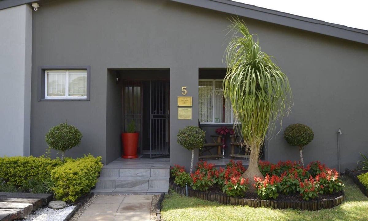 Paarl Bed & Breakfast | Lovely 1-bedroom bed & breakfast with AC in Paarl