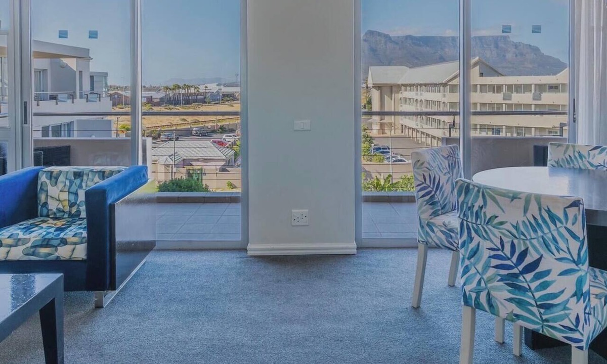 Lagoon Beach Apartment | Luxurious Accessible Apartment with Ocean Views in Kaapstad