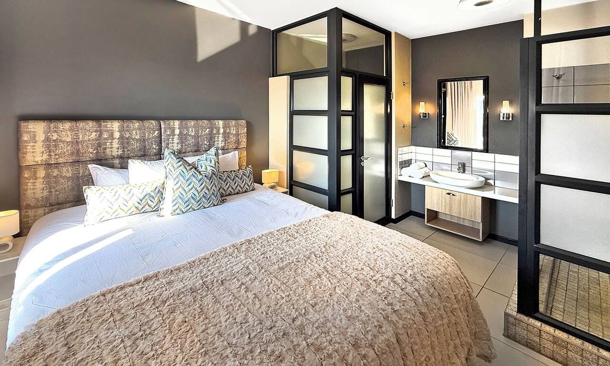 Greater Johannesburg Metropolitan Area Apartment | Luxury, safety and Convenience in the heart of Rosebank, Johannesburg!.