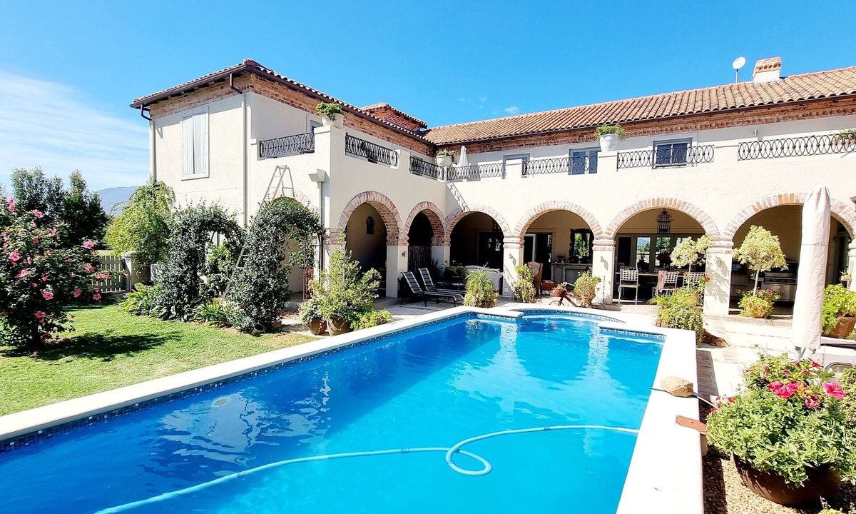 Paarl Villa | Luxury Tuscan Estate near Babylonstoren: Private Pool & Full Solar Power Backup