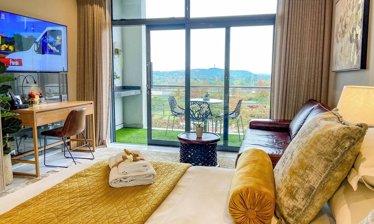 Menlyn Hotel | Menlyn Maine Residence king sized bed studio - Central Park