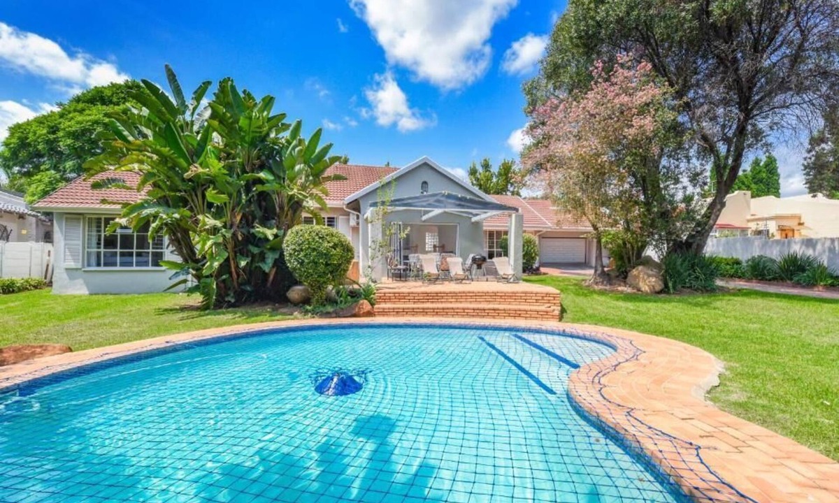 Gallo Manor House | Modern 4BR Sandton Home Pool, Office, Backup Power & Fast WiFi