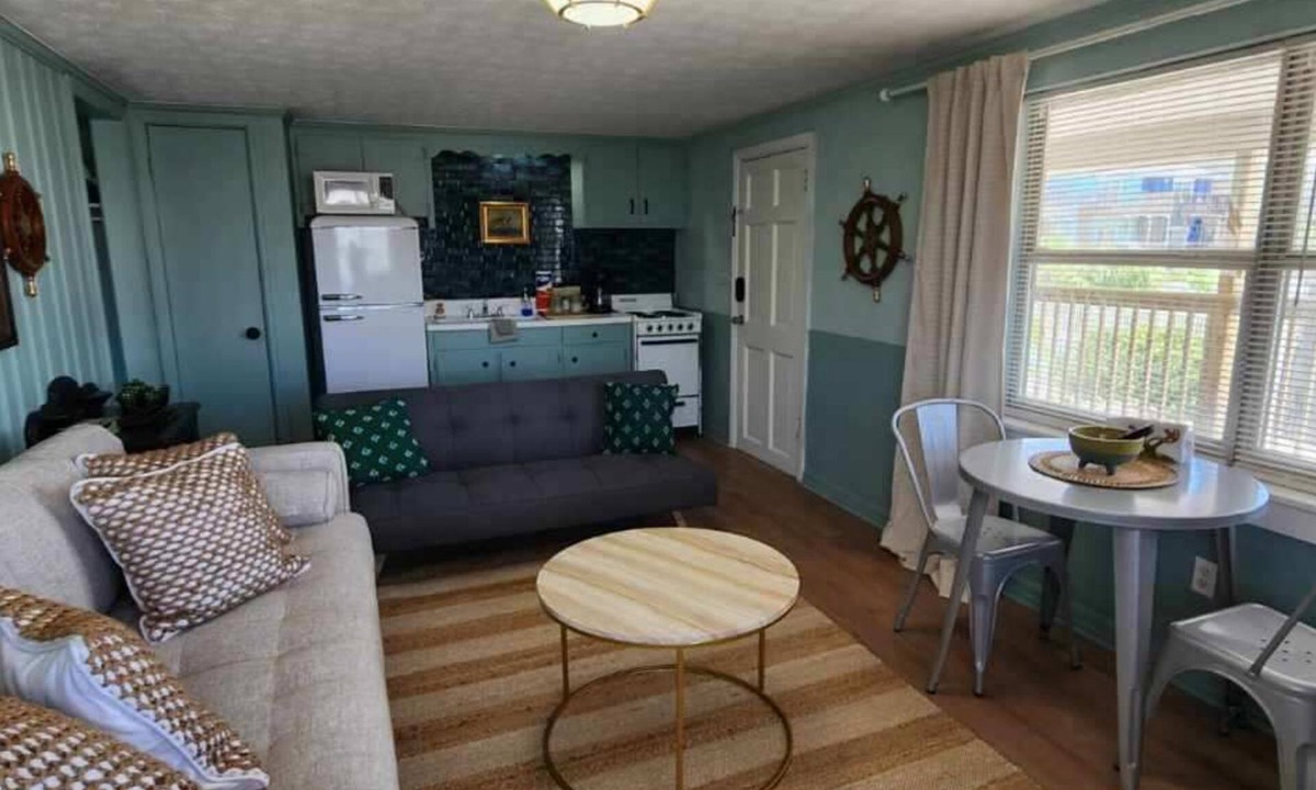 Biltmore Beach Hotel | Monterey Motel - Beach Cottage 10 at Beach Access 8. Large Pool. Newly Remodeled