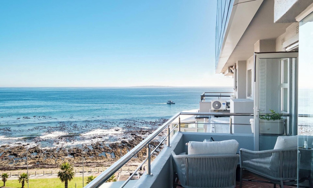 Mouille Point Apartment | Mouille Point 1 Bed w Sea Views Skyshore Apartment