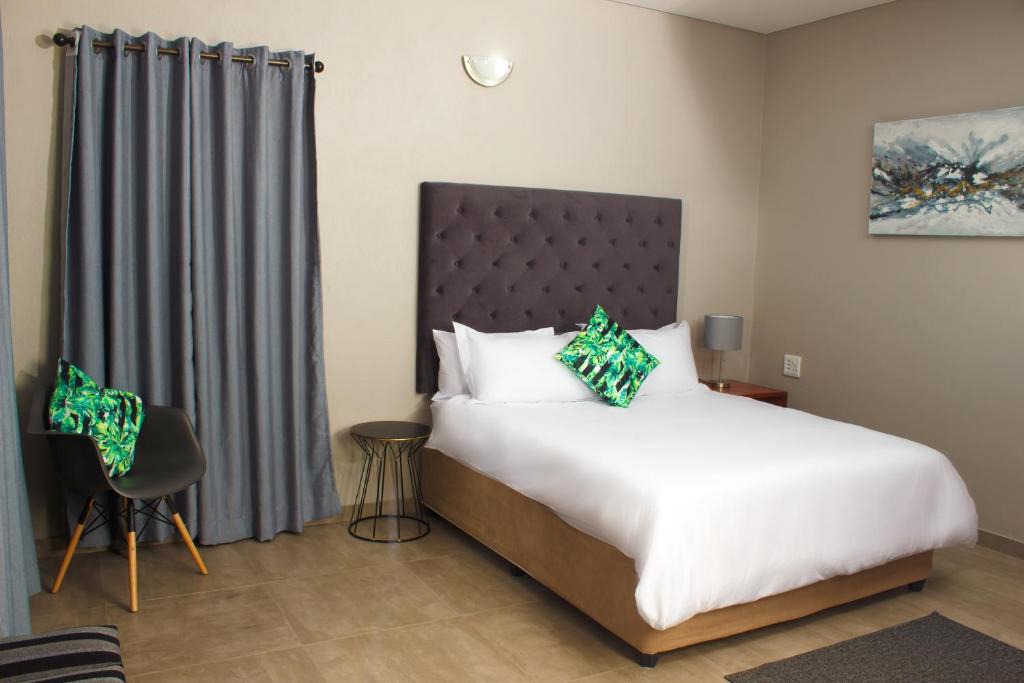 Lochiel Cabin | Ndalo Lodge Oshoek