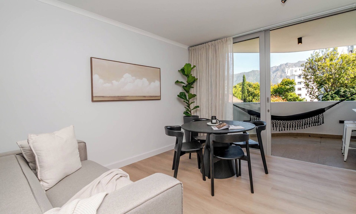 Claremont Apartment | New Studio with Mountain Views next to Cavendish