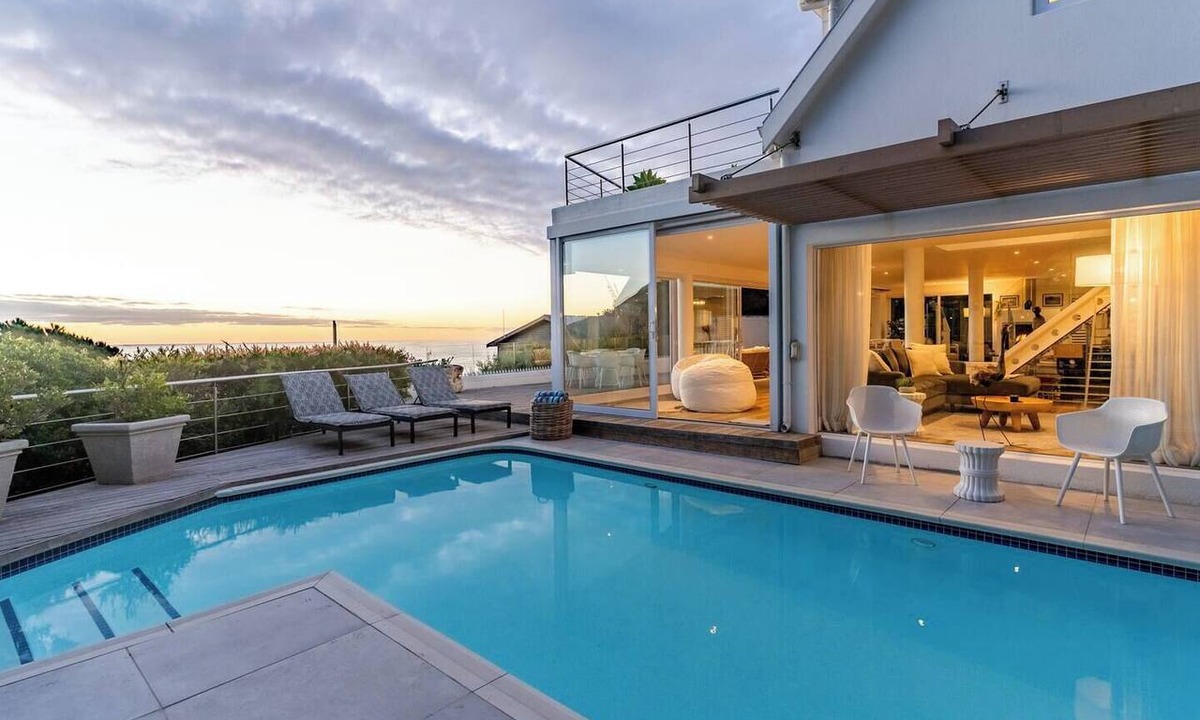 Camps Bay Apartment | Ocean & Mountain - It's all about the views!