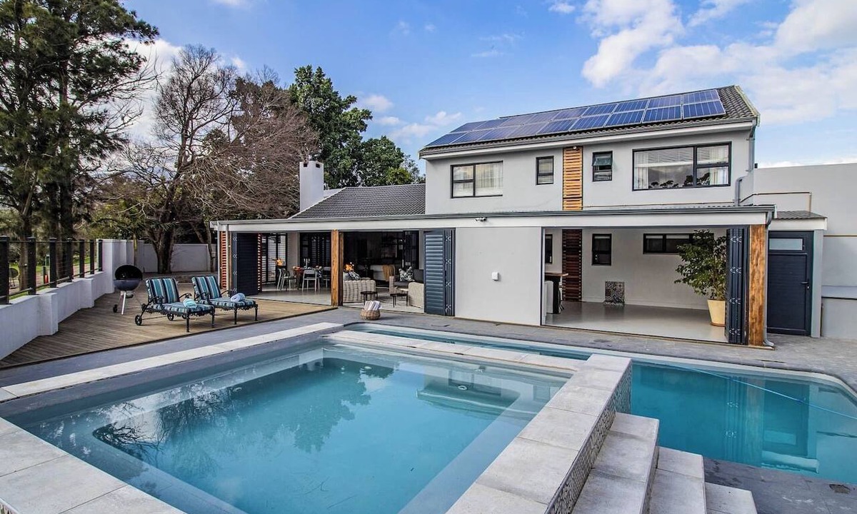 Stanford Apartment | Otter's Oarsman | Stanford | Luxury | Pool