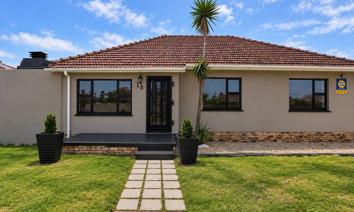 Grassy Park House | Pet friendly 3 bedroom family home with hot tub