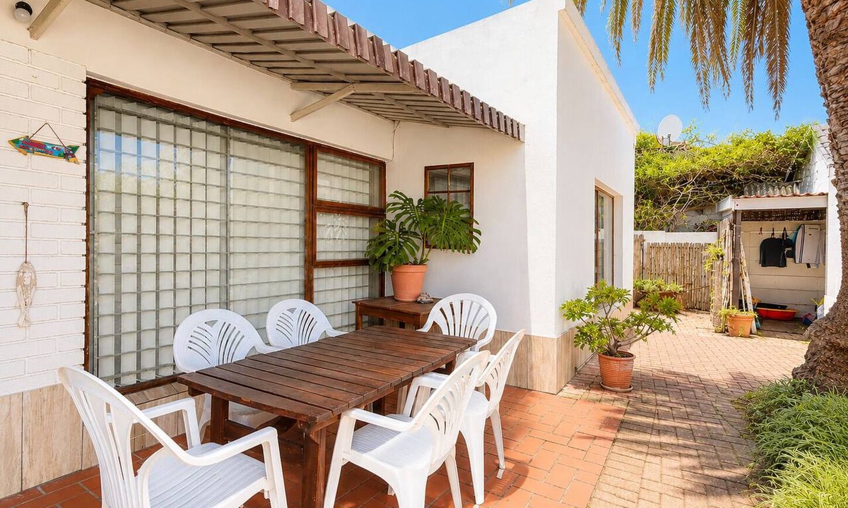 Jeffreys Bay Apartment | Relax at Linger Longer - 3 bedrooms, Wi-Fi, secure parking, close to the beach