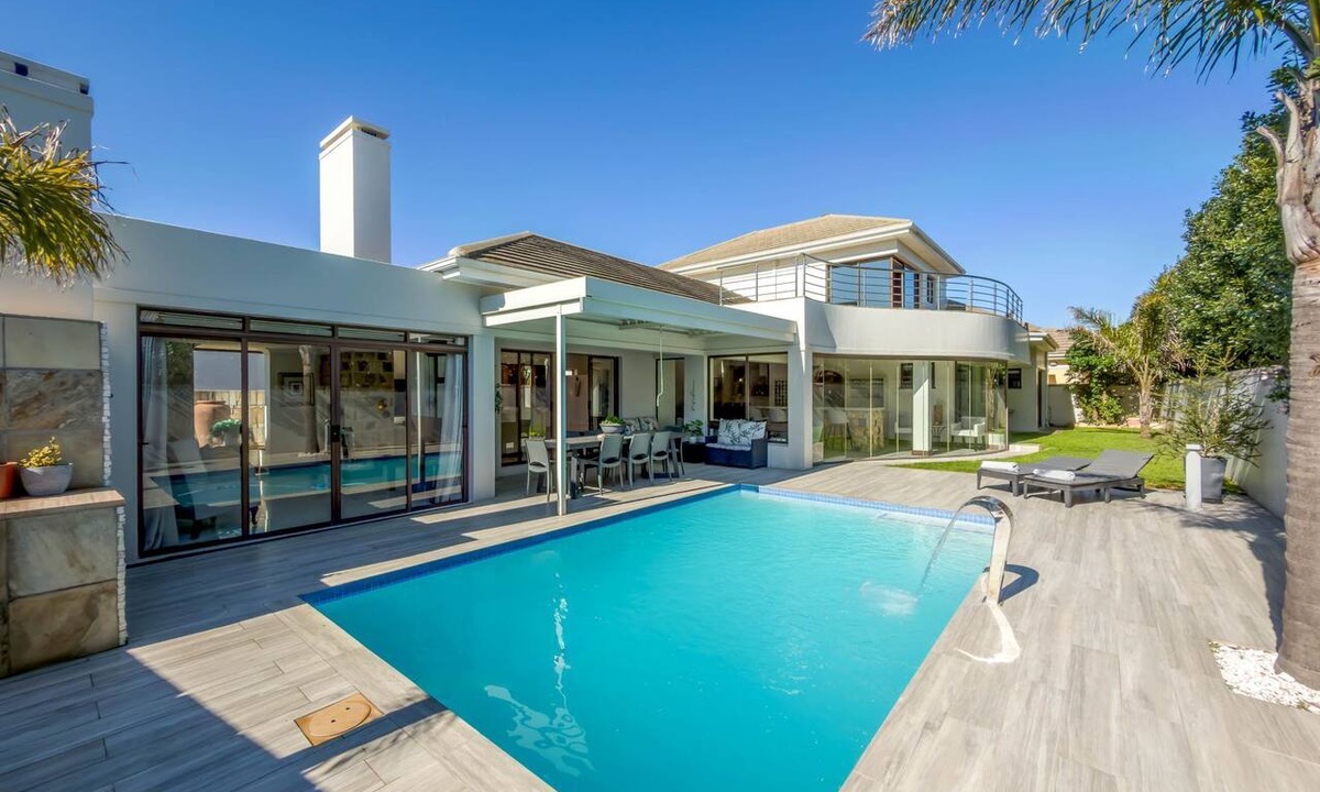 Sunset Beach House | Relax on the Fairway 3BR Golf Estate Getaway