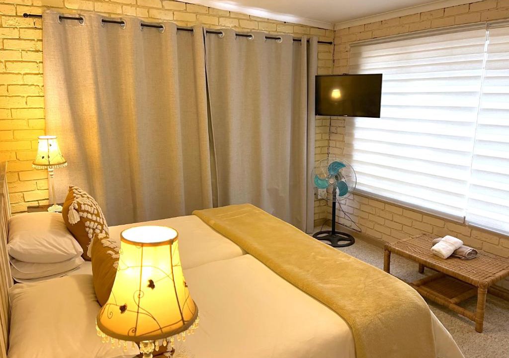 Kempton Park Hotel | Safari Club Guest Lodge OR Tambo International Airport