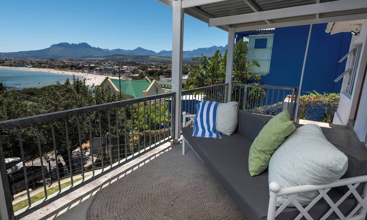 Gordons Bay Central Cottage | Seaside Cottage - 2 bedroom central apartment 2 min walk to beach.
