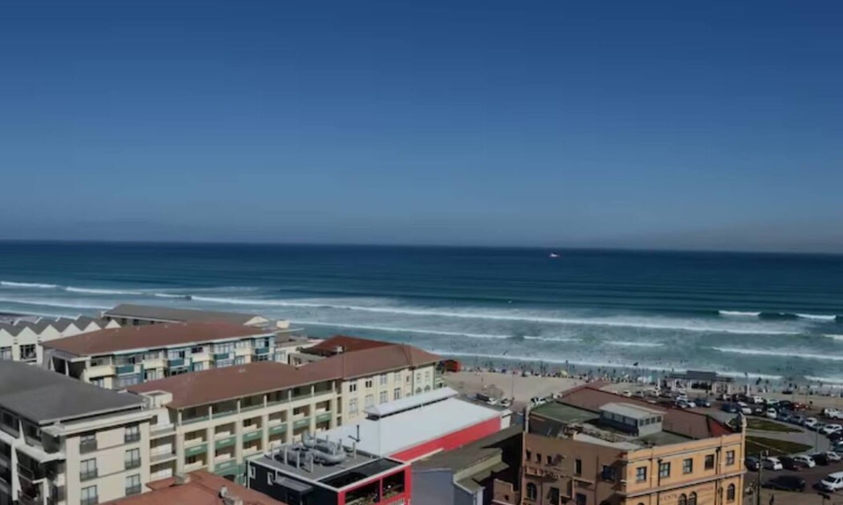 Muizenberg Apartment | Secure apartment with stunning sea views and 2 min to the sea/Surfers Corner