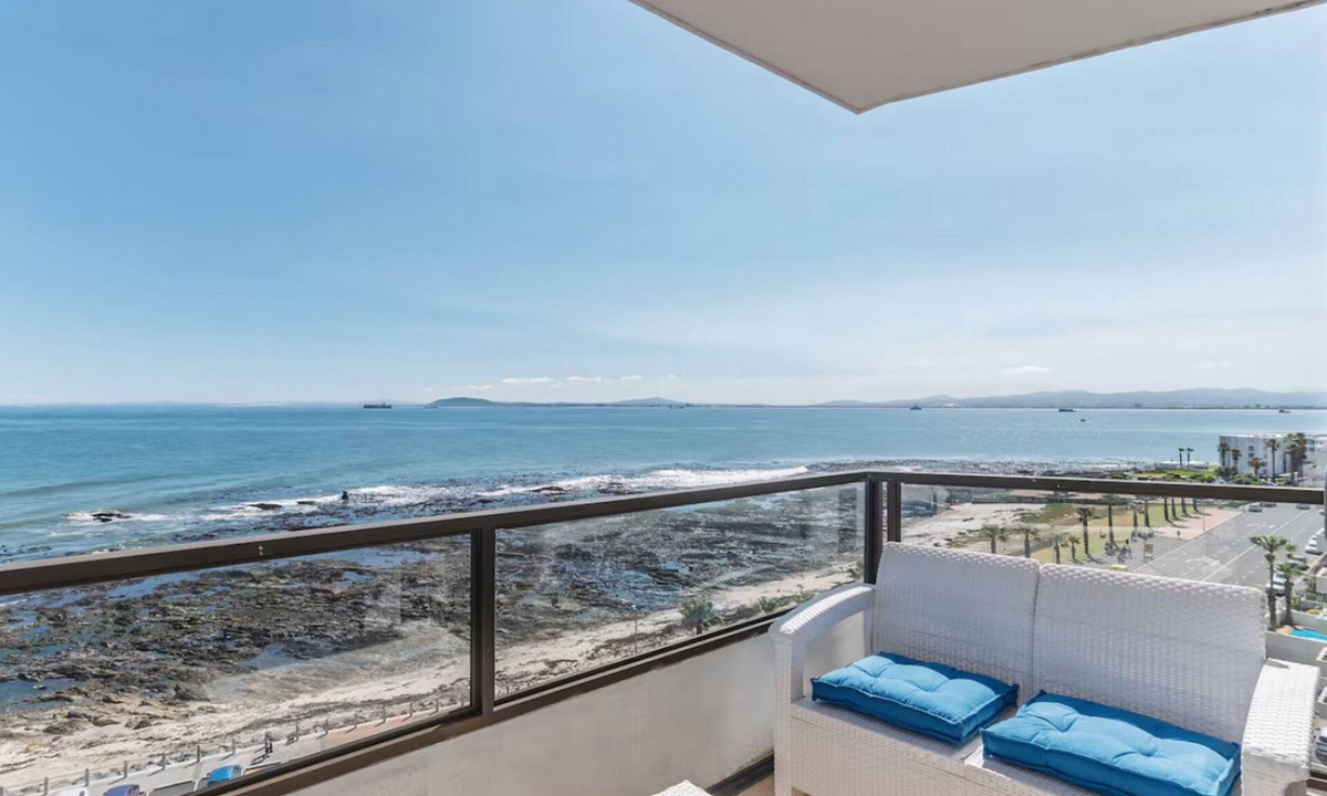 Mouille Point Apartment | Secure One Bed | Uninterrupted Ocean Views