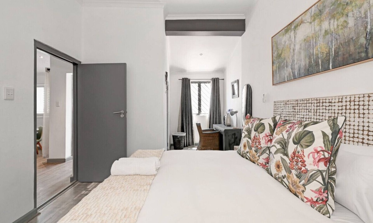 Three Anchor Bay House | Secure Sea Point | Spacious | Three Bedroom house